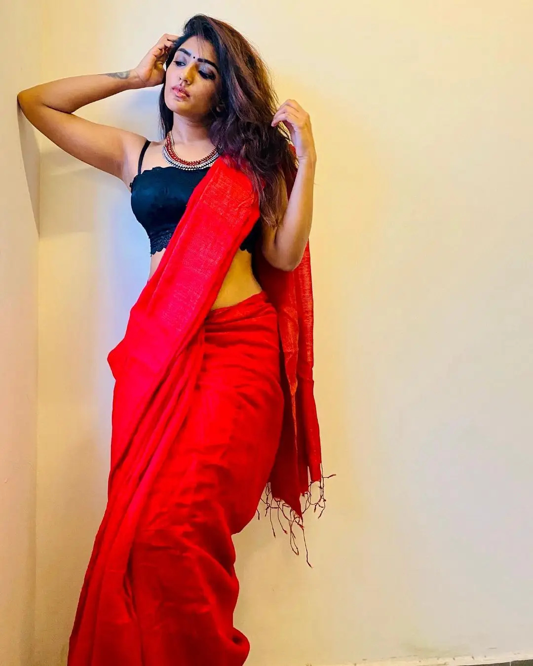 EESHA REBBA STILLS IN INDIAN TRADITIONAL MAROON SAREE BLACK BLOUSE 9